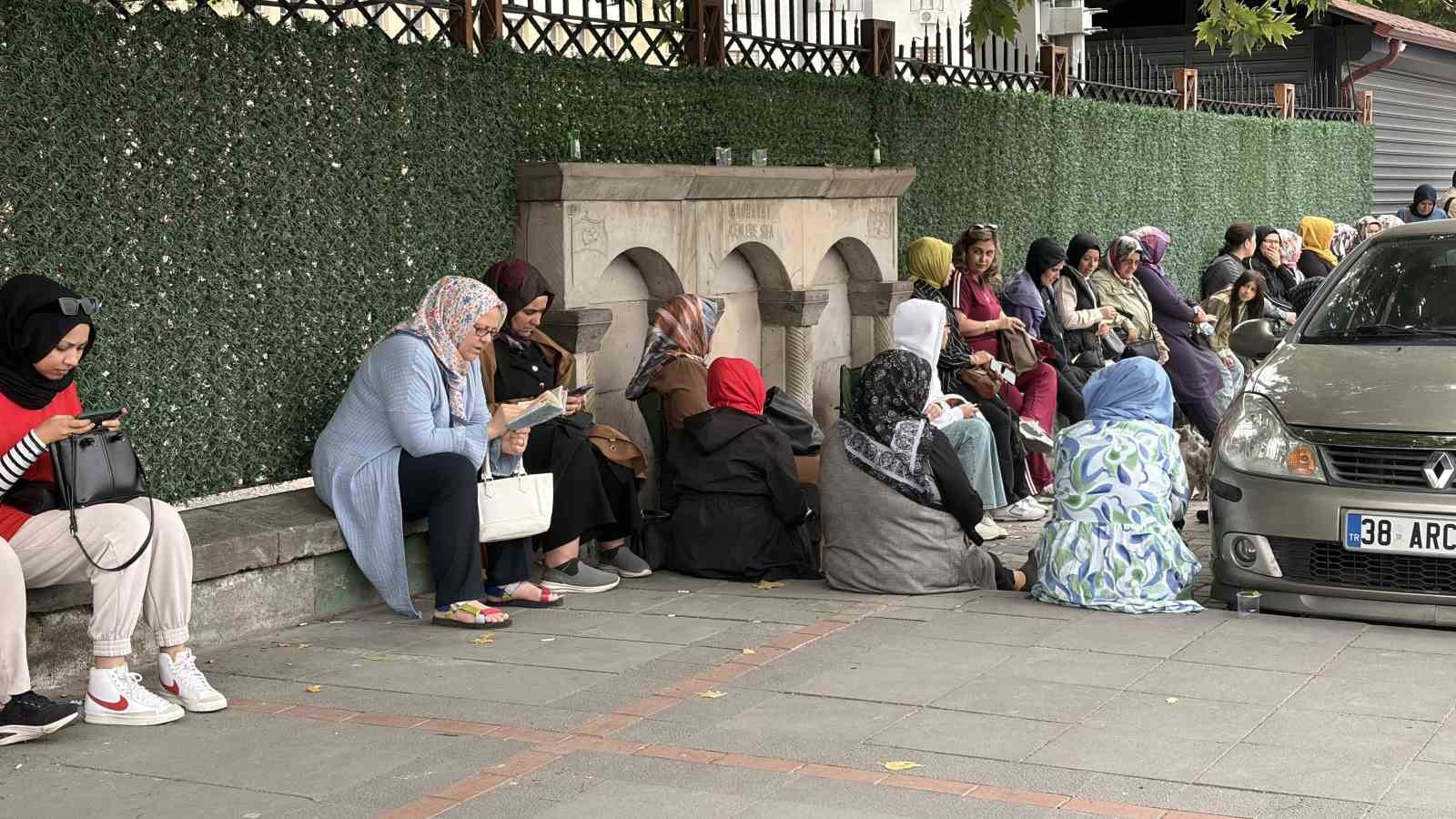 YKS’ye 2 dakika geç kalan genç gözyaşı döktü