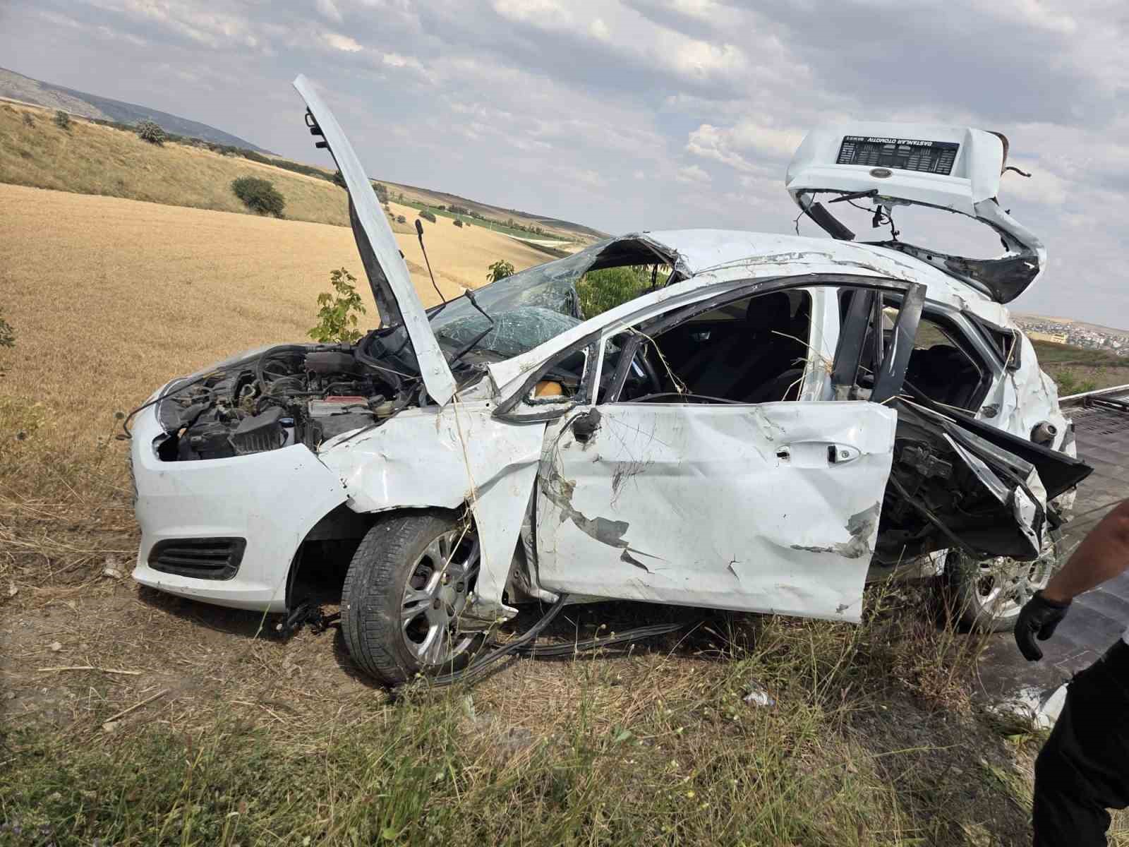 Ankara'da otomobil şarampole yuvarlandı: 3 yaralı