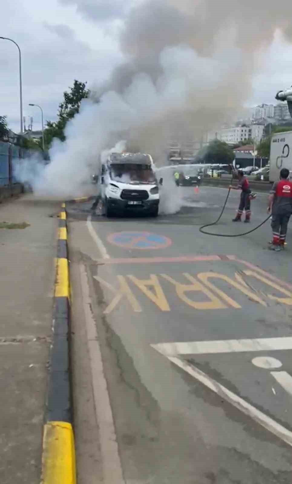 Trabzon’da seyir halindeki dolmuş minibüsü alevlere teslim oldu