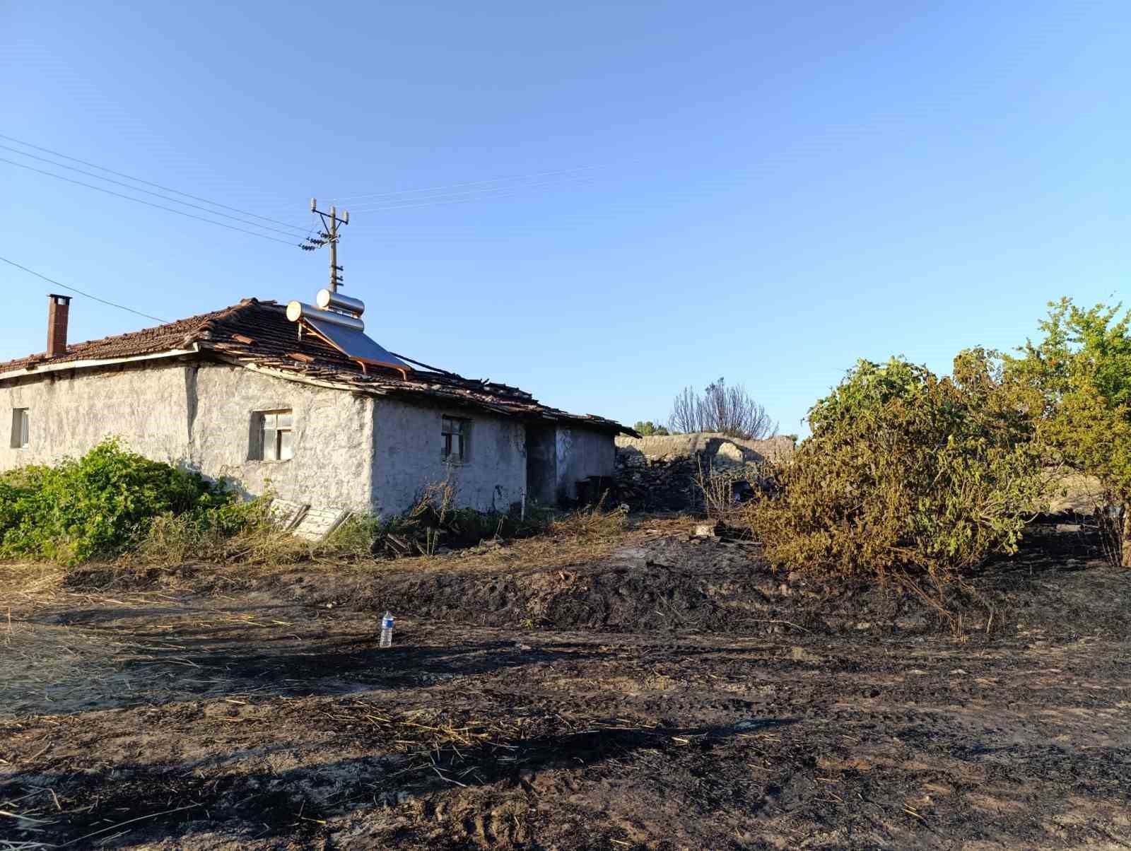 Selendi'de bir ev ve 2 dekarlık arazi alevlere teslim oldu