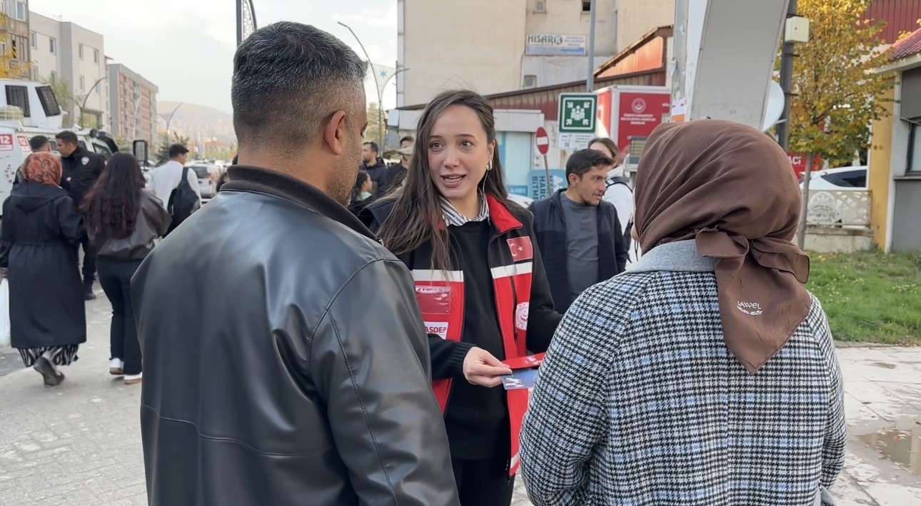 HAKKARİ'NİN YÜKSEKOVA İLÇESİNDE JANDARMA, POLİS VE AİLE VE SOSYAL HİZMETLER MÜDÜRLÜĞÜ EKİPLERİ, KADINA YÖNELİK ŞİDDETLE MÜCADELE KAPSAMINDA VATANDAŞLARI KADIN ACİL DESTEK UYGULAMASI (KADES) HAKKINDA BİLGİLENDİRDİ.