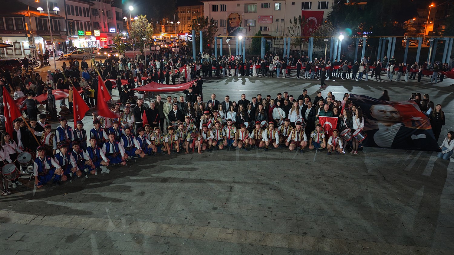 MANİSA’NIN KULA İLÇESİNDE, 29 EKİM CUMHURİYET BAYRAMI KUTLAMALARI KAPSAMINDA DÜZENLENEN FENER ALAYI VE YAREN GÖSTERİLERİ, VATANDAŞLARIN YOĞUN KATILIMIYLA GERÇEKLEŞTİRİLDİ.