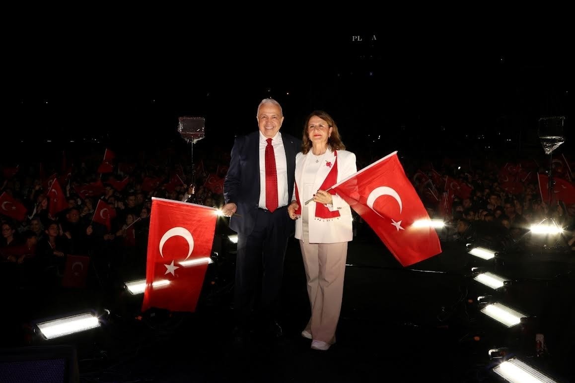 BİNLERCE NİLÜFERLİ CUMHURİYET’İN 103’ÜNCÜ YILINDA TEK YÜREK OLDU