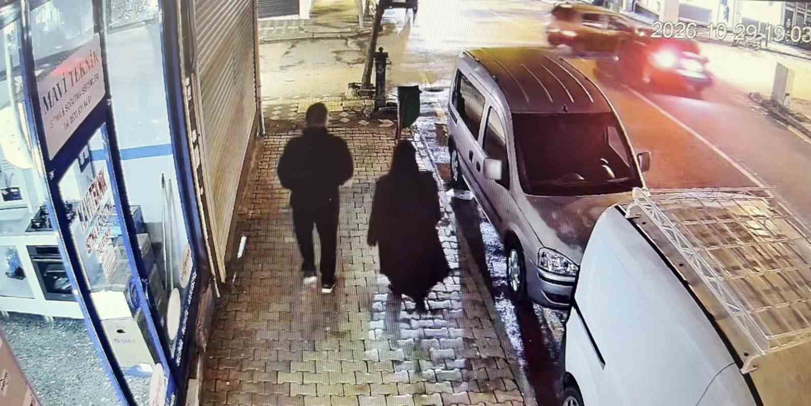 ADIYAMAN'IN KAHTA İLÇESİNDE 2 KİŞİNİN YARALANDIĞI TRAFİK KAZASINA İLİŞKİN GÜVENLİK KAMERASI GÖRÜNTÜLERİ ORTAYA ÇIKTI.