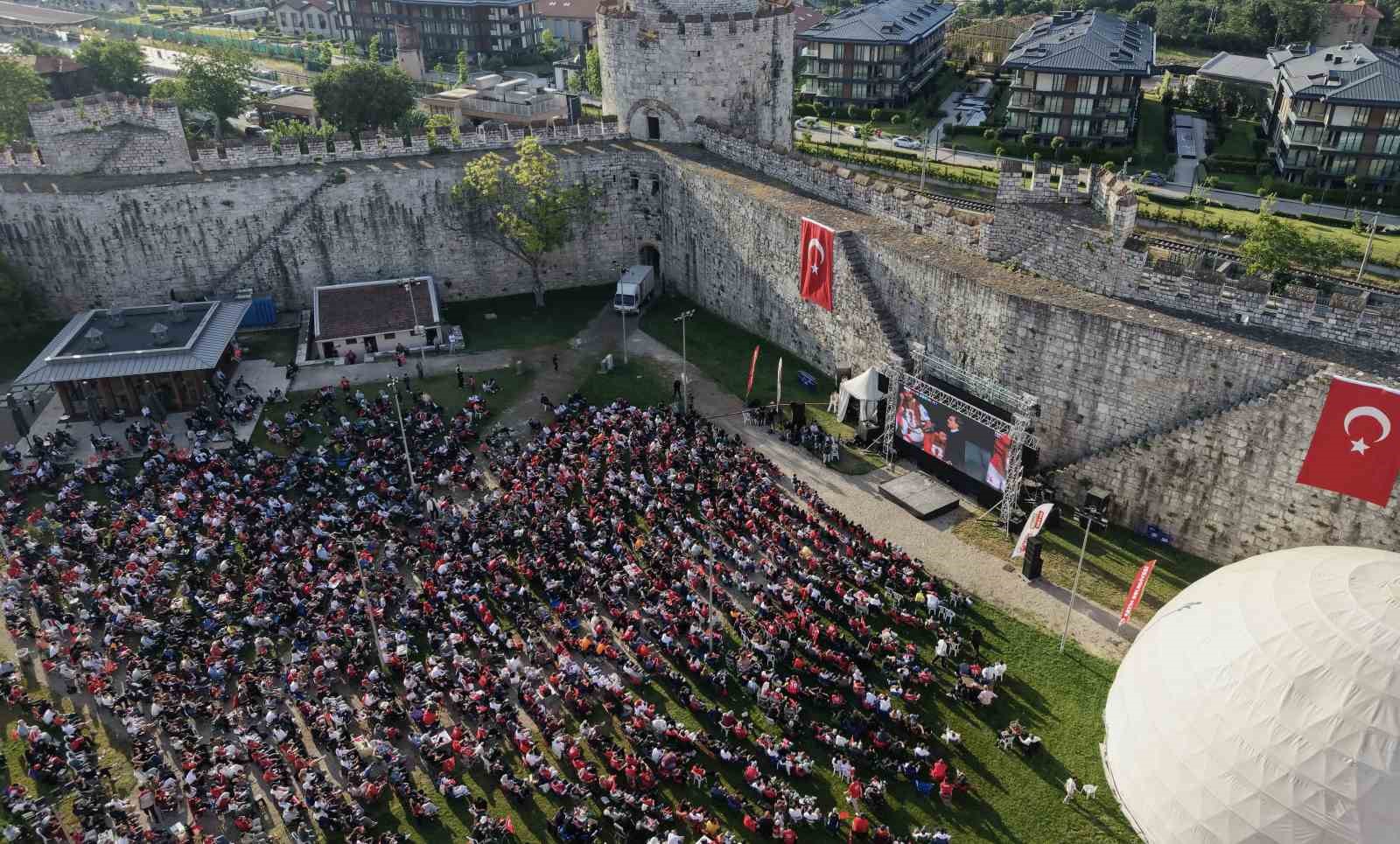 Tarihi Yedikule Hisarında milli takıma destek