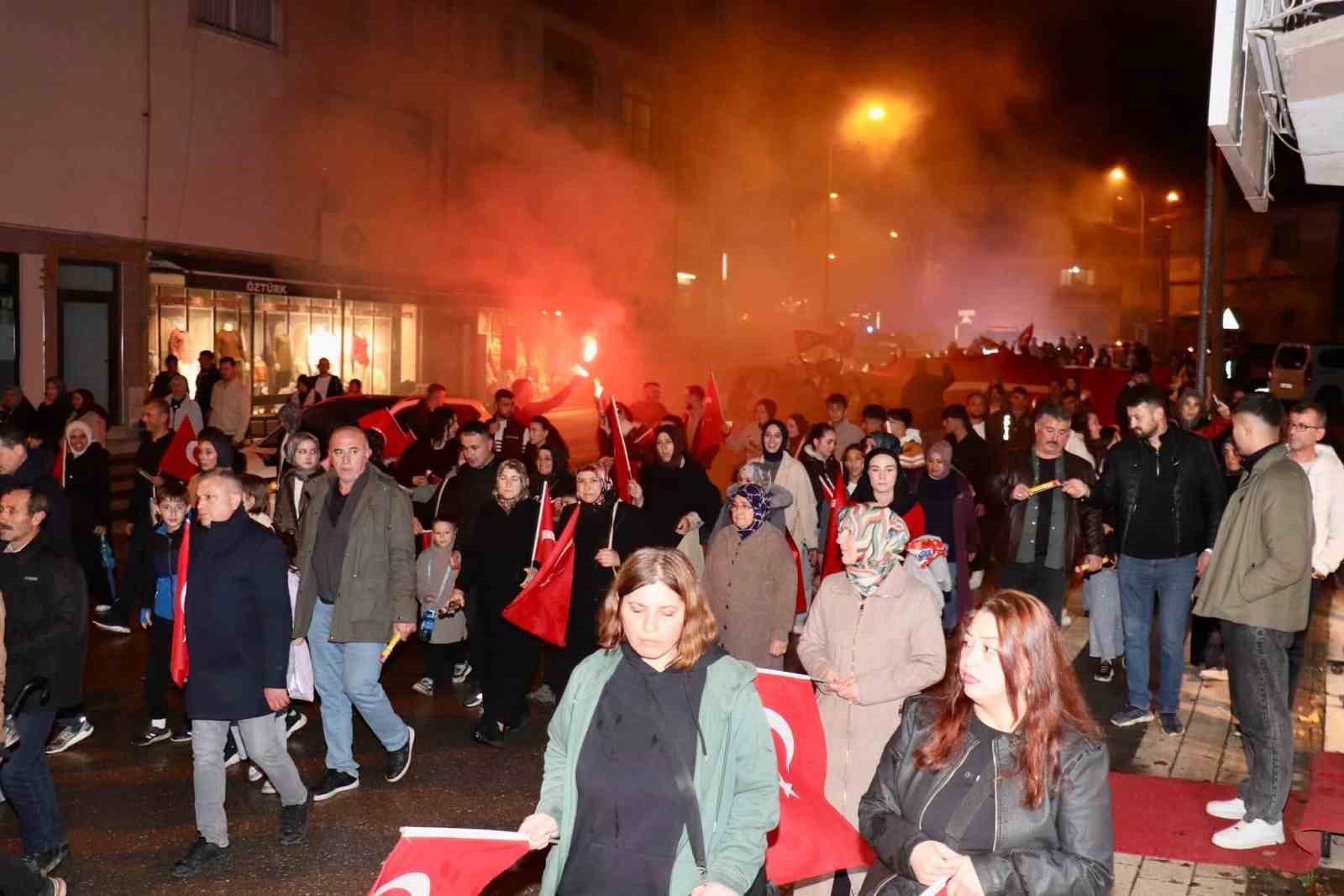 HİSARCIK’TA CUMHURİYET COŞKUSU FENER ALAYI VE KONSERLE TAÇLANDI