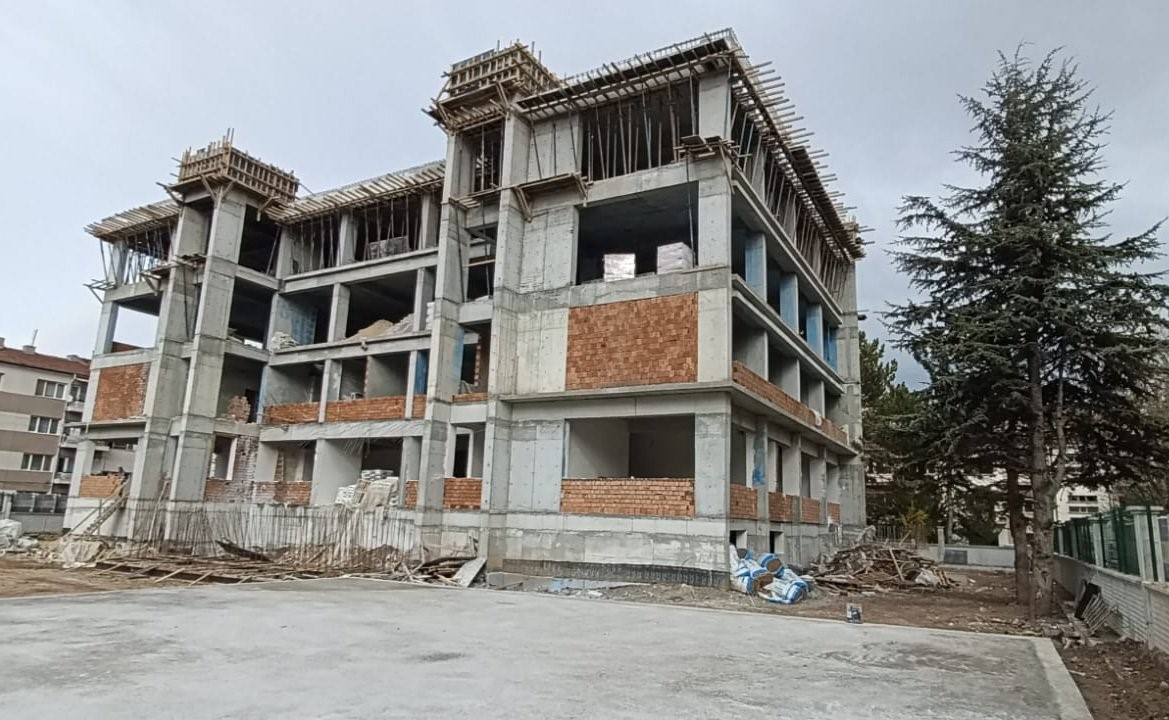 ESKİŞEHİR İL MİLLÎ EĞİTİM MÜDÜRÜ SİNAN AYDIN, YAPIM SÜRECİ DEVAM EDEN OKULLARIN İNŞAAT ALANLARINDA İNCELEMELERDE BULUNDU.