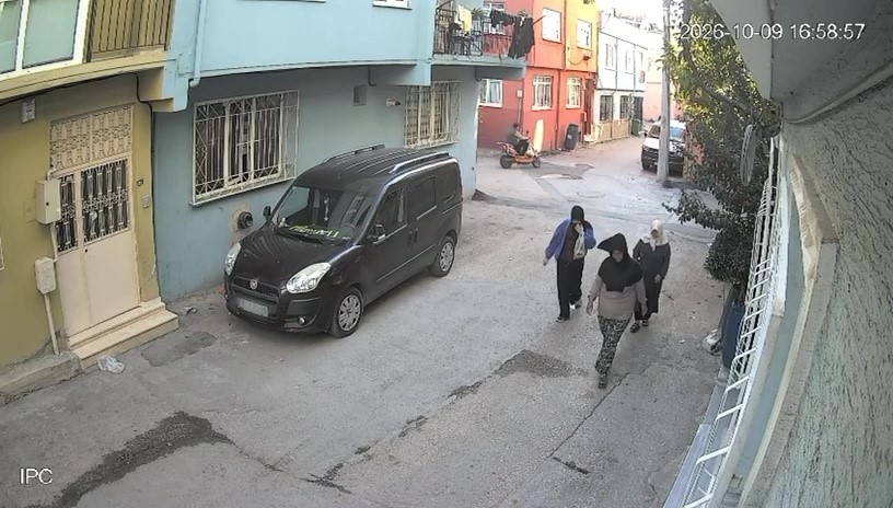BURSA’NIN OSMANGAZİ İLÇESİNDE BİR EVİN KAPISINI KART-FİLM YÖNTEMİYLE AÇARAK YAKLAŞIK 450 BİN TL DEĞERİNDEKİ ZİYNET EŞYALARINI ÇALAN ŞÜPHELİ, 35 GÜVENLİK KAMERASININ İNCELENMESİ SONUCU YAKALANDI. HAKKINDA 28 SUÇ KAYDI BULUNDUĞU BELİRTİLEN ŞÜPHELİ, EMNİYETTEKİ İŞLEMLERİNİN ARDINDAN ADLİ MAKAMLARA SEVK EDİLDİ.