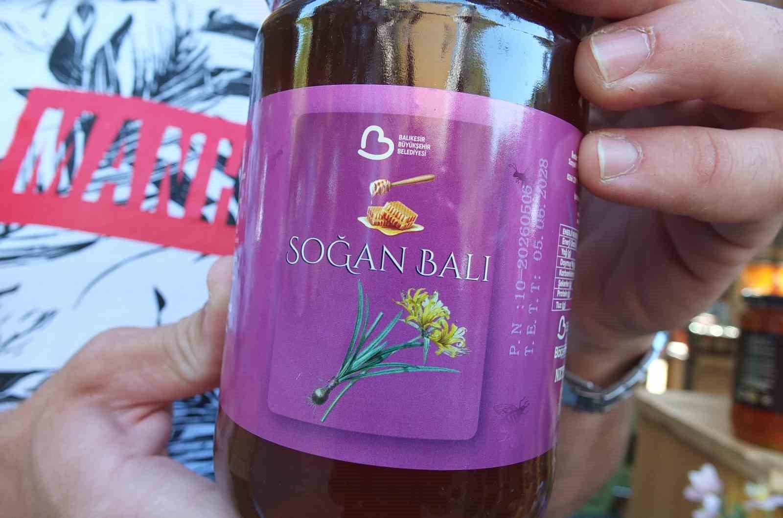 Burhaniye'de Soğan balı piyasaya çıktı