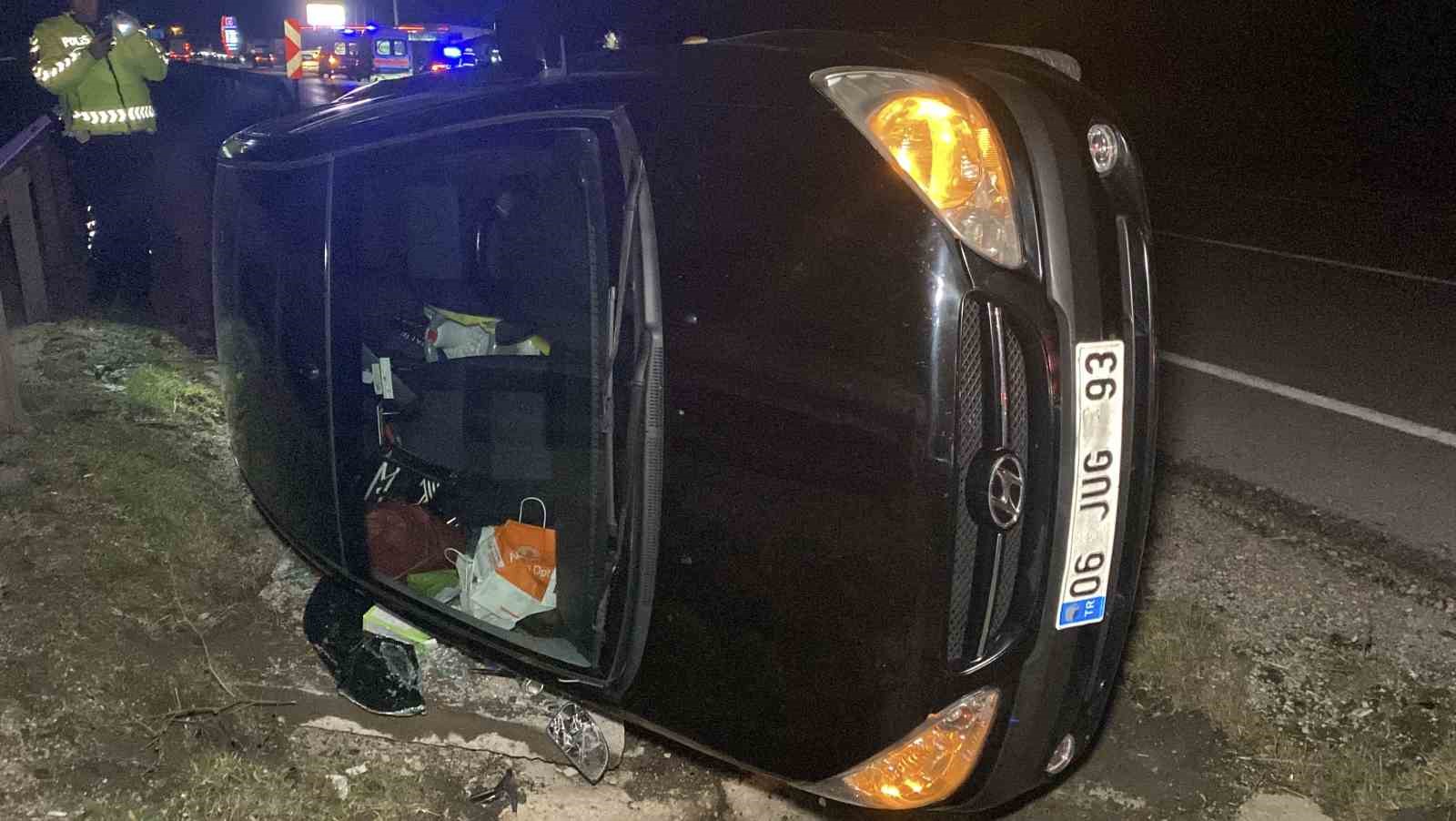 Çorum’da refüje çarpan otomobil yan yattı: 1’i bebek, 3 yaralı
