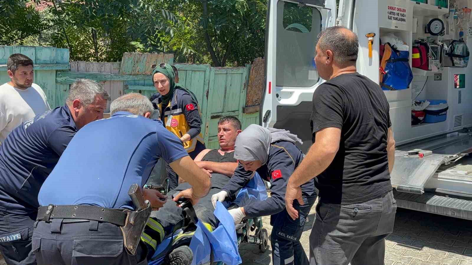 Çatı yangınına müdahale ederken bir alt kata düşen itfaiyeci yaralandı