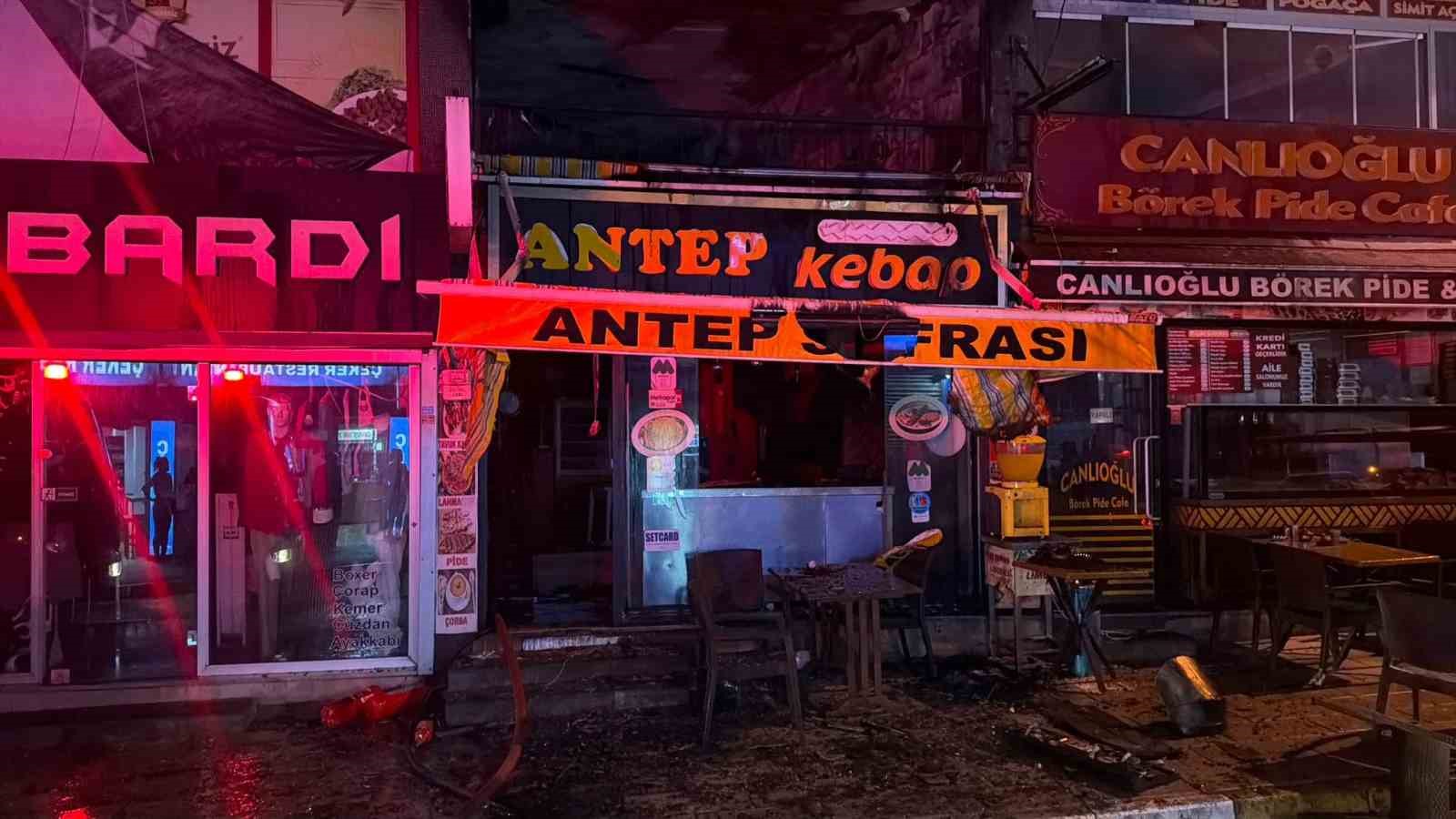 Küçükçekmece'de restoranın bacasında çıkan yangın 5 katlı binaya sıçradı