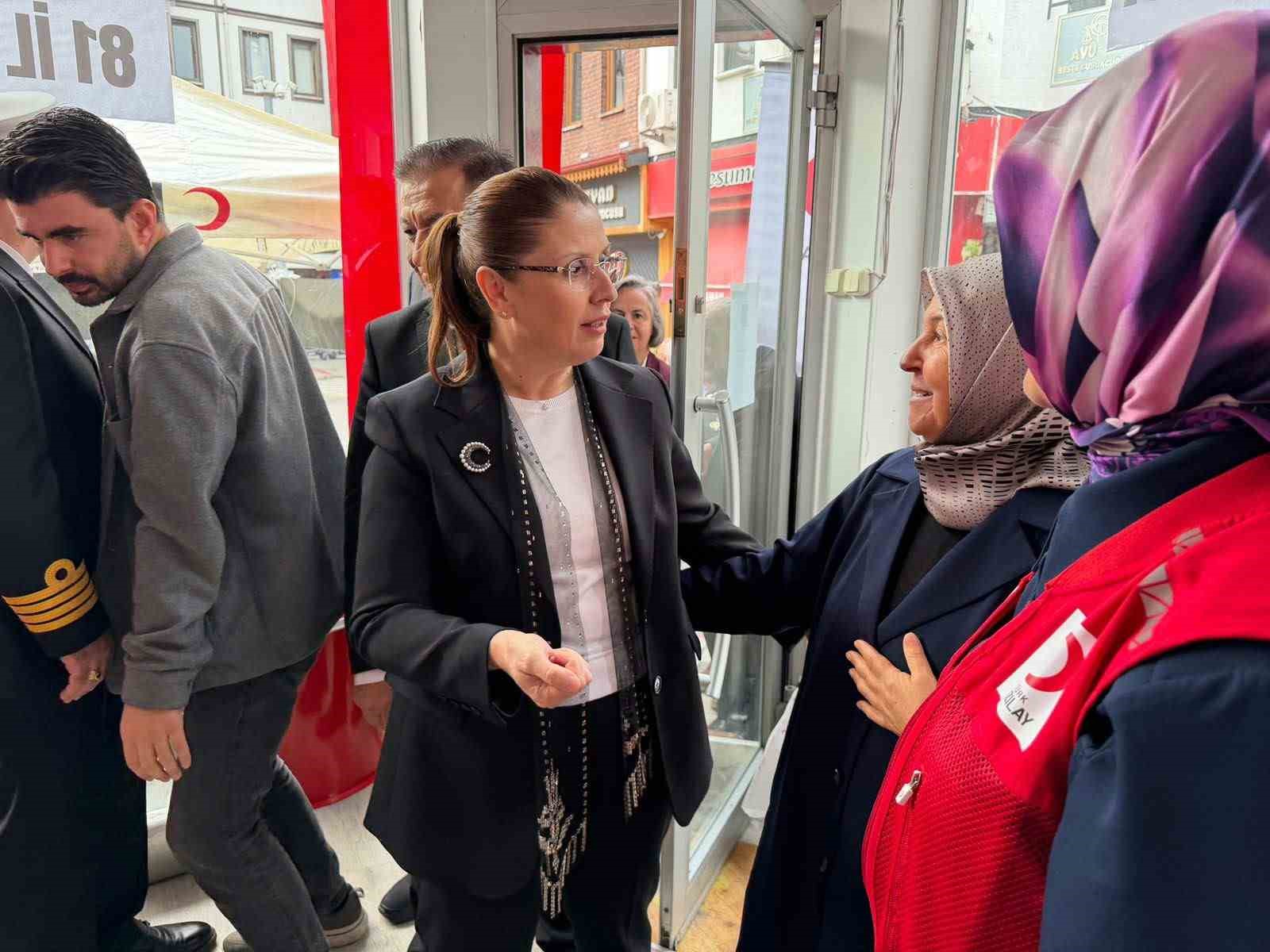TÜRK KIZILAY BARTIN ŞUBESİ KADIN KOLLARI TARAFINDAN GAZZE'YE DESTEK VE "81 İL 81 AŞEVİ" PROJESİNE KATKI SAĞLAMAK AMACIYLA DÜZENLENEN DAYANIŞMA ETKİNLİĞİ, BAŞLADI. AKŞAM SAATLERİNDE ERECEK SATIŞLARIN TÜM GELİRİ GAZZE VE TÜRKİYE'DEKİ AŞEVLERİNE BAĞIŞLANACAK.