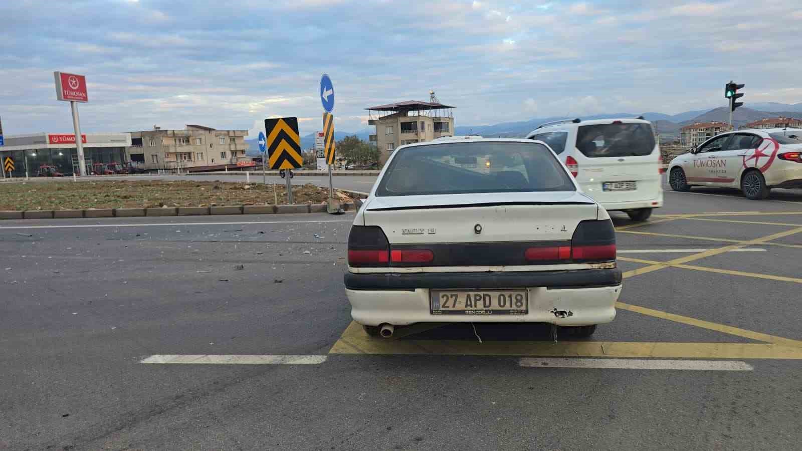 GAZİANTEP’İN İSLAHİYE İLÇESİNDE 2 OTOMOBİLİN ÇARPIŞMASI SONUCU MEYDANA GELEN KAZADA ARAÇLAR KULLANILAMAZ HALE GELDİ.