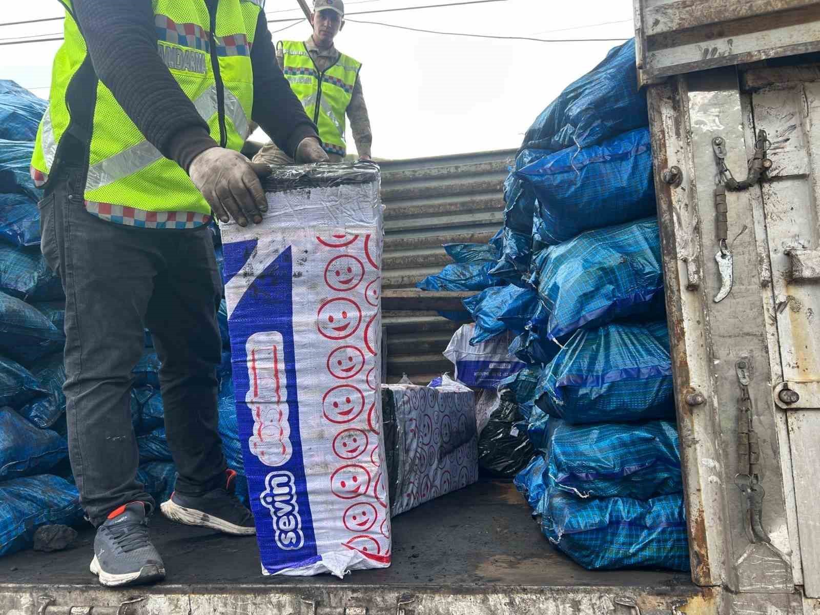 SİİRT’TE KÖMÜR ÇUVALLARININ ARASINA GİZLENMİŞ 10 BİN 250 PAKET KAÇAK SİGARA ELE GEÇİRİLDİ