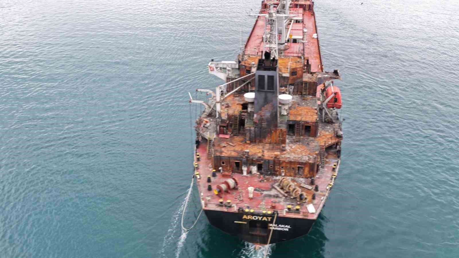 KARADENİZ’DE UKRAYNA’YA AİT İHA TARAFINDAN VURULARAK AĞIR HASAR ALAN PALAU BAYRAKLI, TÜRK İŞLETMESİNDEKİ "MV AROYAT" İSİMLİ DÖKME YÜK GEMİSİ, SÖKÜM İŞLEMLERİ İÇİN İZMİR ALİAĞA’YA GÖTÜRÜLMEK ÜZERE İSTANBUL BOĞAZI’NDAN GEÇTİĞİ SIRADA HAVADAN GÖRÜNTÜLENDİ.