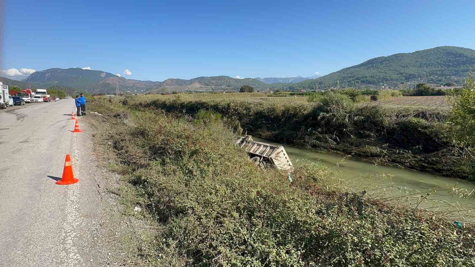 MUĞLA'NIN DALAMAN İLÇESİNDE BULUNAN VE GEÇTİĞİMİZ GÜN TAŞKIN YAŞANAN TERSAKAN ÇAYI'NDA YAPILAN ISLAH ÇALIŞMALARI ESNASINDA BİR KAMYON ÇAYA DEVRİLDİ, OLAYI HAFİF YARALI ŞEKİLDE ATLATAN SÜRÜCÜ TEDBİR AMAÇLI HASTANEYE KALDIRILDI.