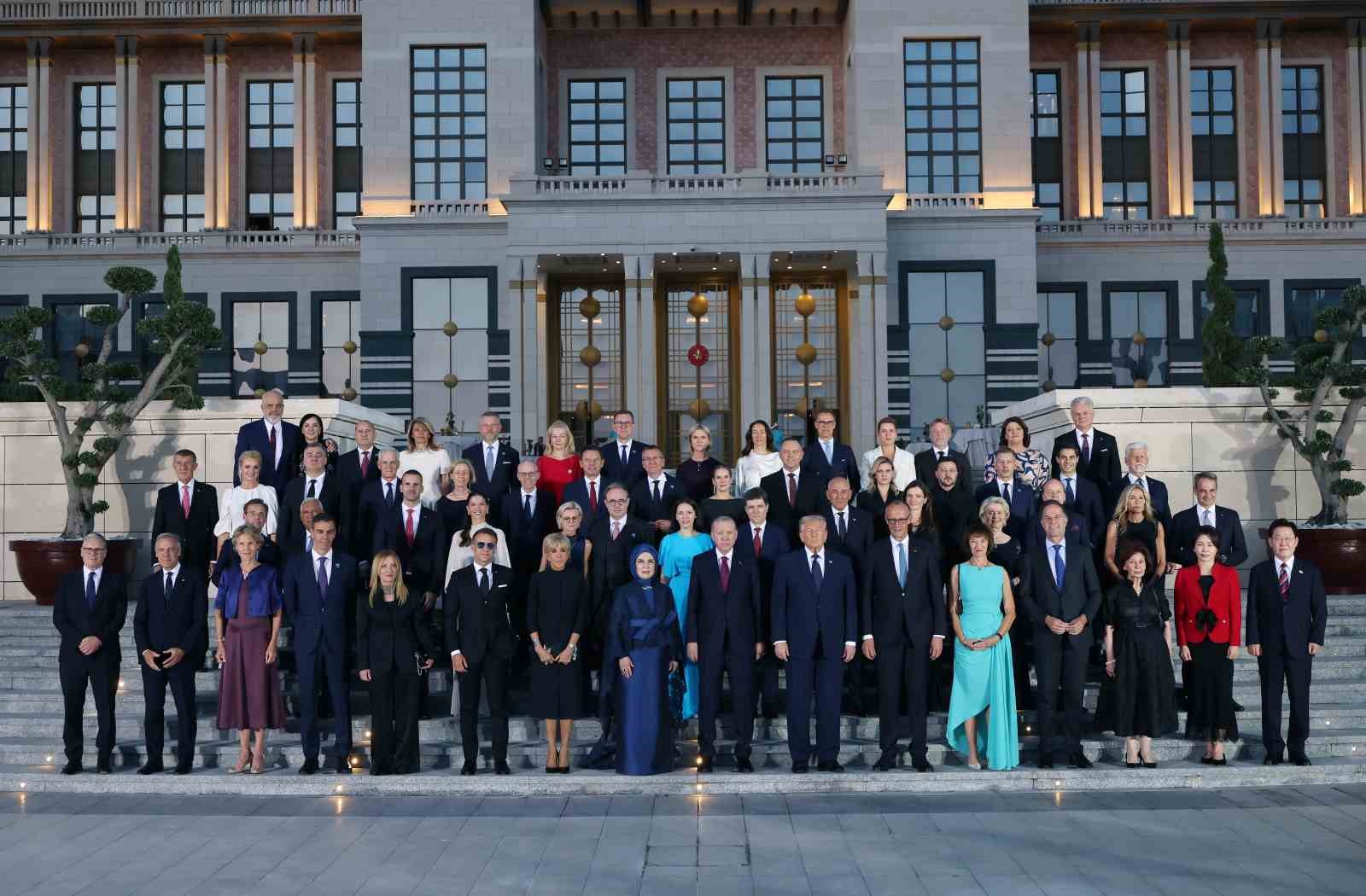 NATO liderleri Külliye'de aile fotoğrafında buluştu