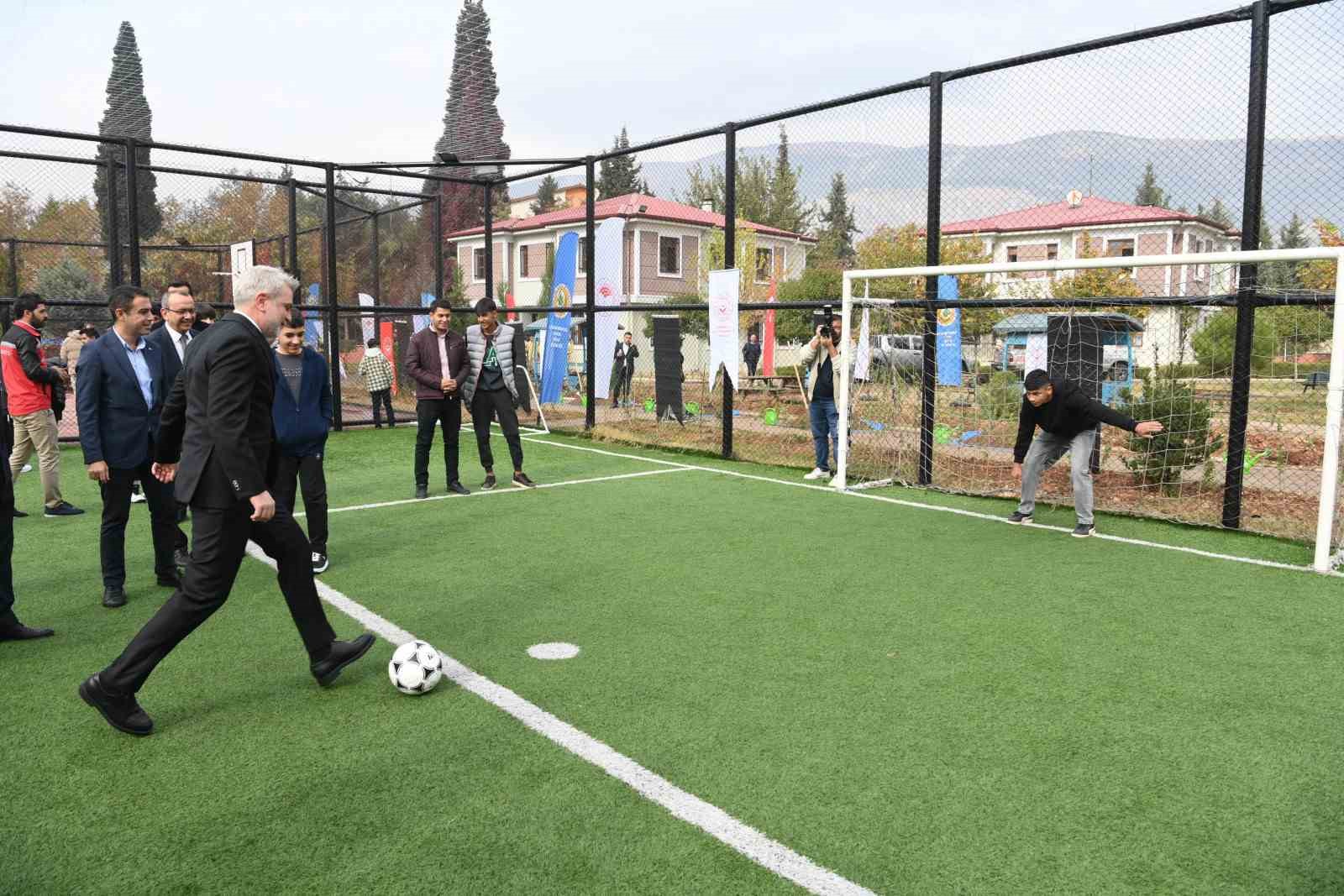 Kahramanmaraş’ın dört bir yanı spor alanlarıyla donatıldı: 31 yeni halı saha hizmete girdi