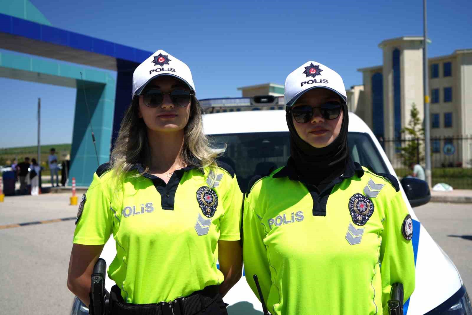 Bayburt’ta yanlış sınav merkezine gelen öğrencinin yardımına kadın polisler yetişti