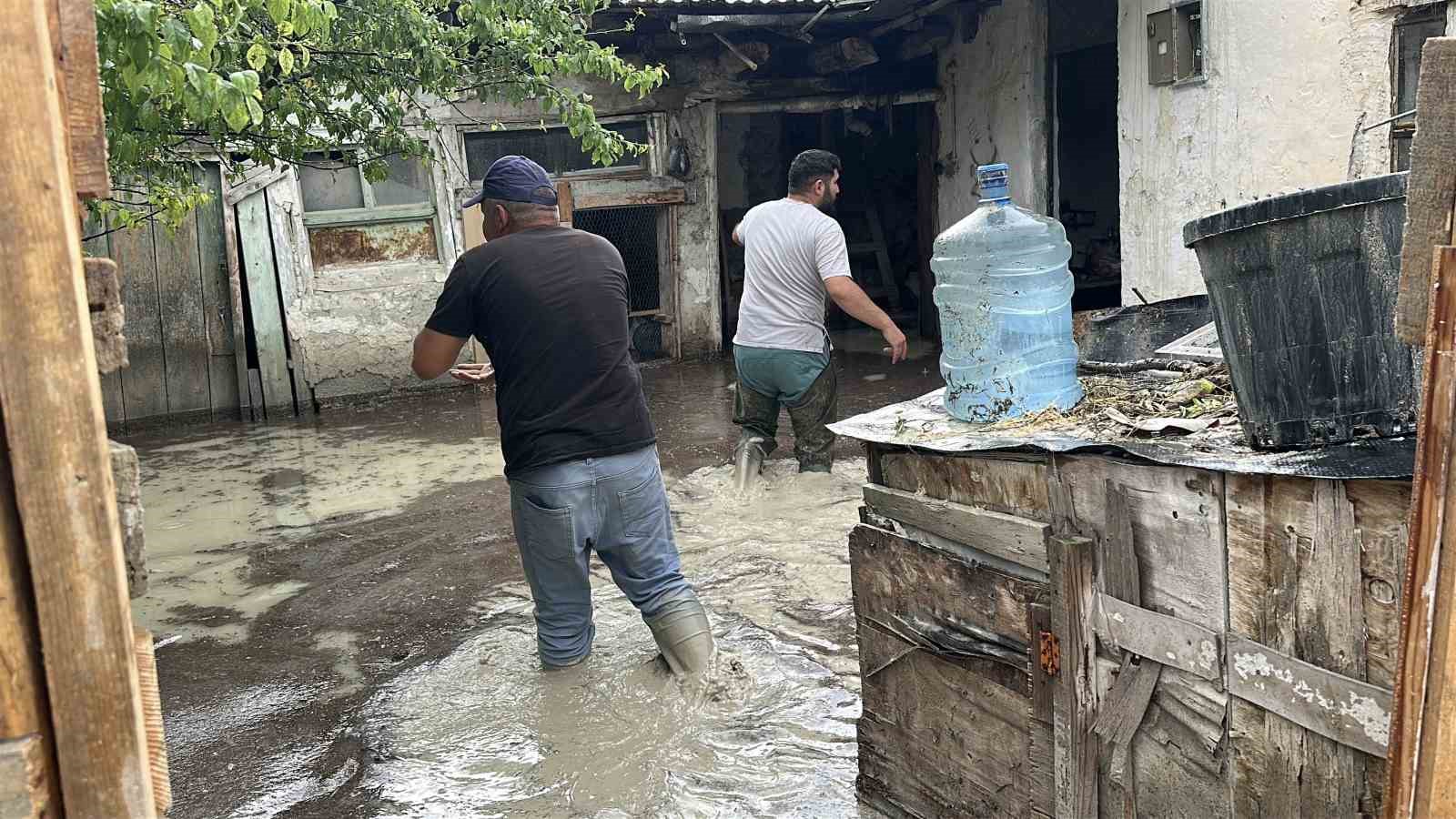 Burdur’da sağanak sonrası bazı evleri su bastı