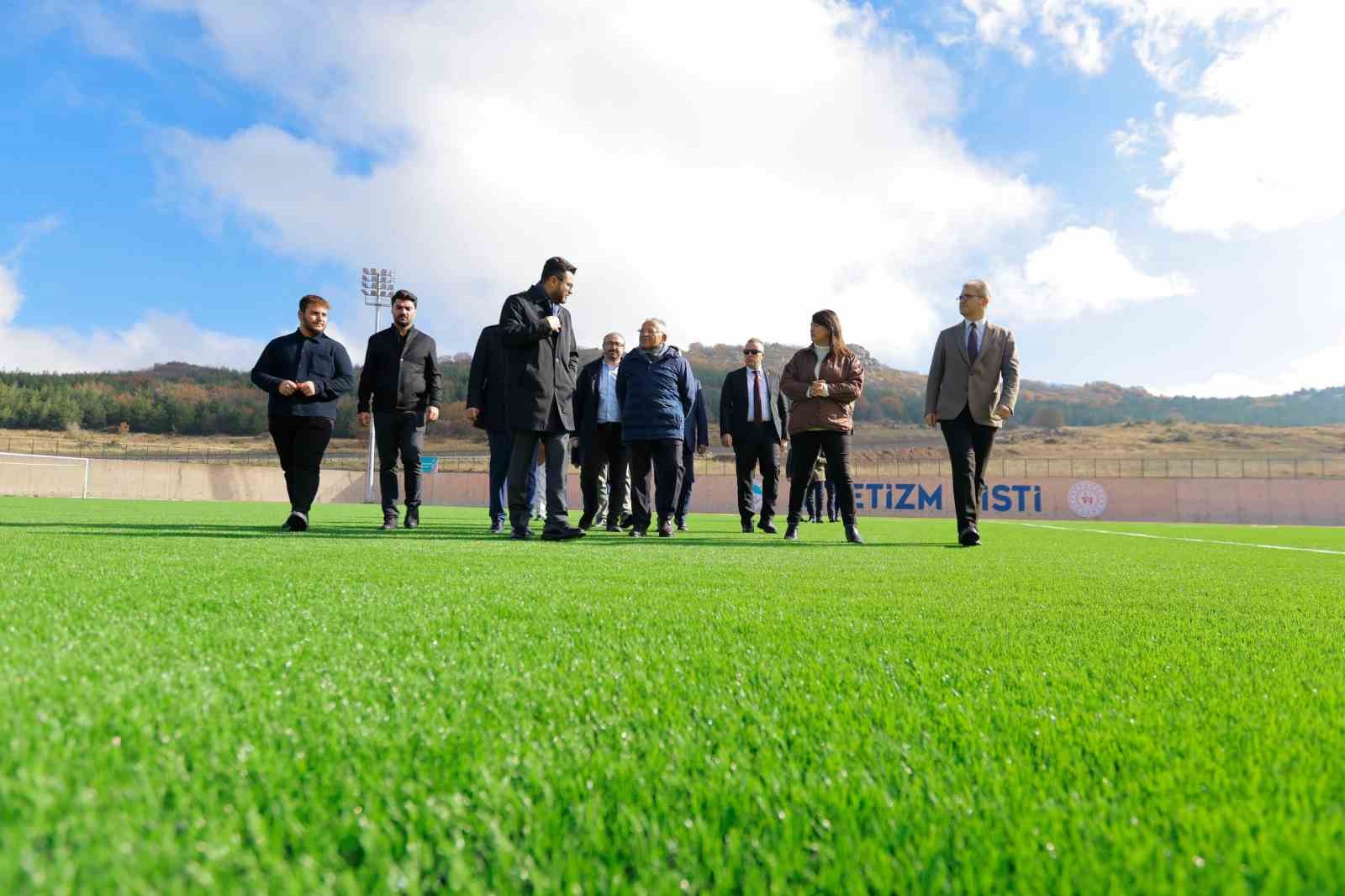 KAYSERİ BÜYÜKŞEHİR BELEDİYE BAŞKANI DR. MEMDUH BÜYÜKKILIÇ, ERCİYES YÜKSEK İRTİFA KAMP MERKEZİ’NDE YAPIMI TAMAMLANAN ATLETİZM PİSTİNİ YERİNDE İNCELEDİ.