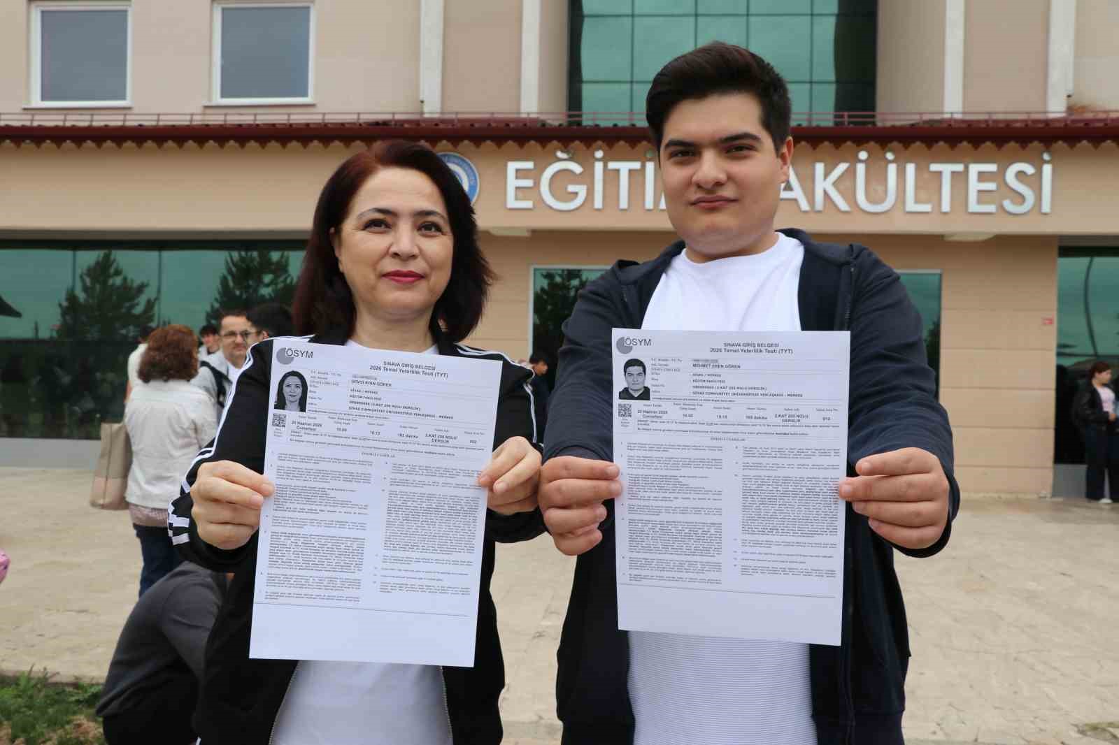 Anne oğul bitişik sınıflarda sınava girdi