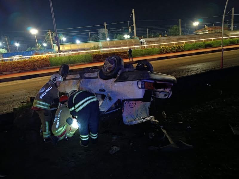 İSKENDERUN’DA TAKLA ATAN OTOMOBİLDE YARALANAN 3 KİŞİ KURTARILARAK SAĞLIK EKİPLERİNE TESLİM EDİLDİ.