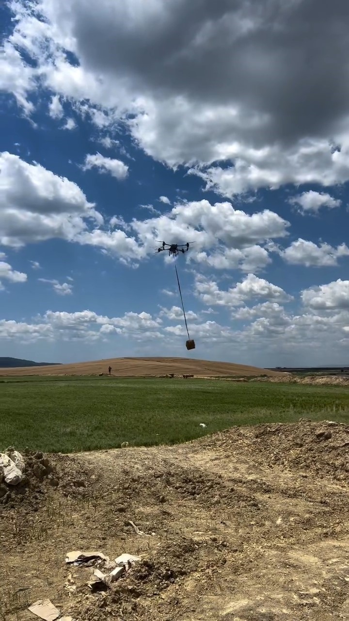Teknoloji tarlaya indi: Çiftçi dronla saman balyası taşıyor