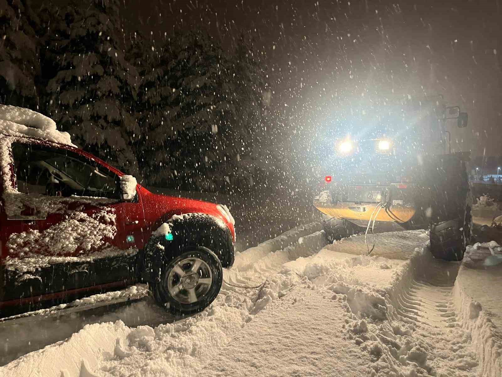 Kars’ta yolda mahsur kalan aracın yardımına özel idare ekipleri yetişti