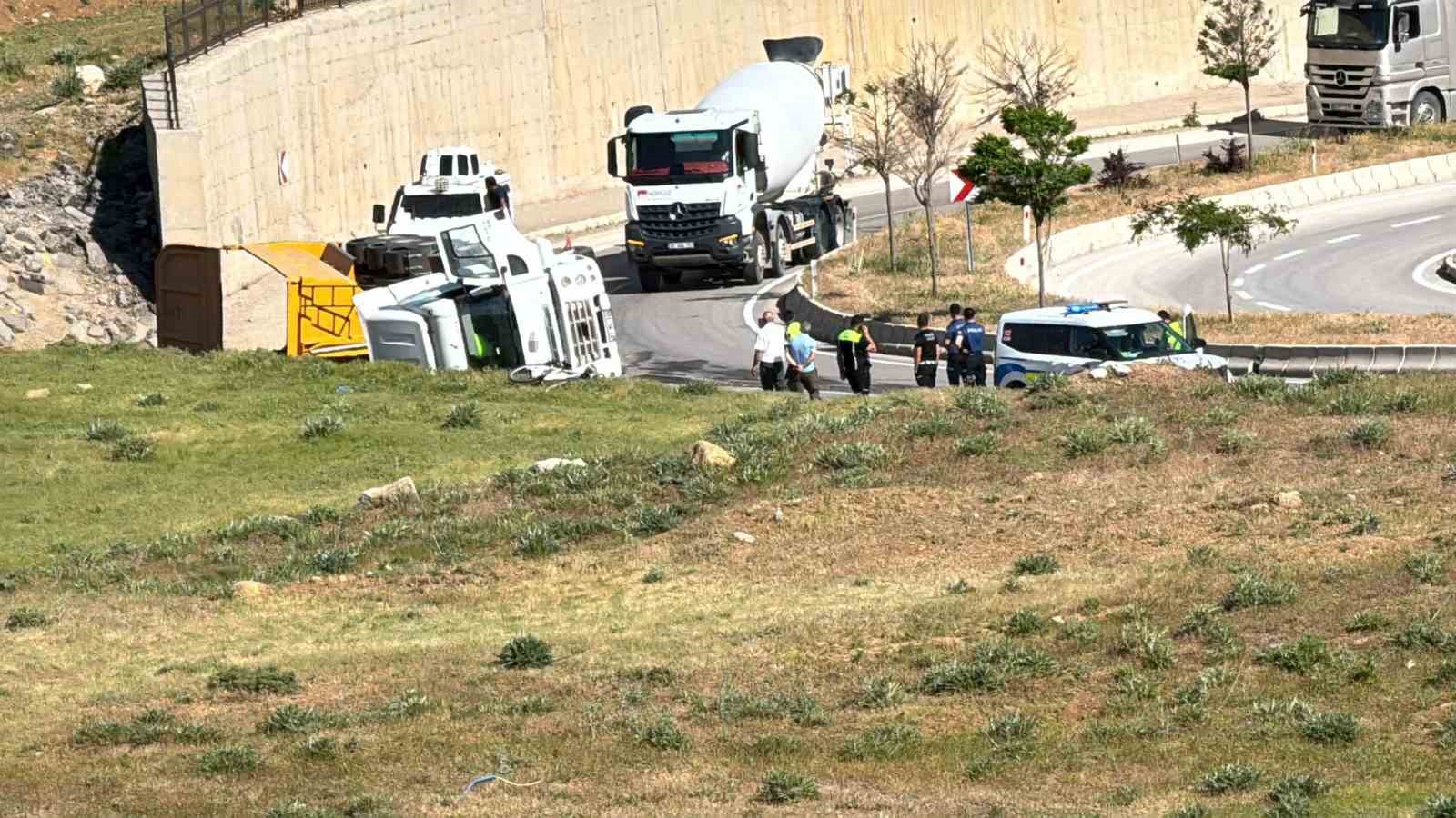 Yüksekova’da hafriyat yüklü kamyon devrildi
