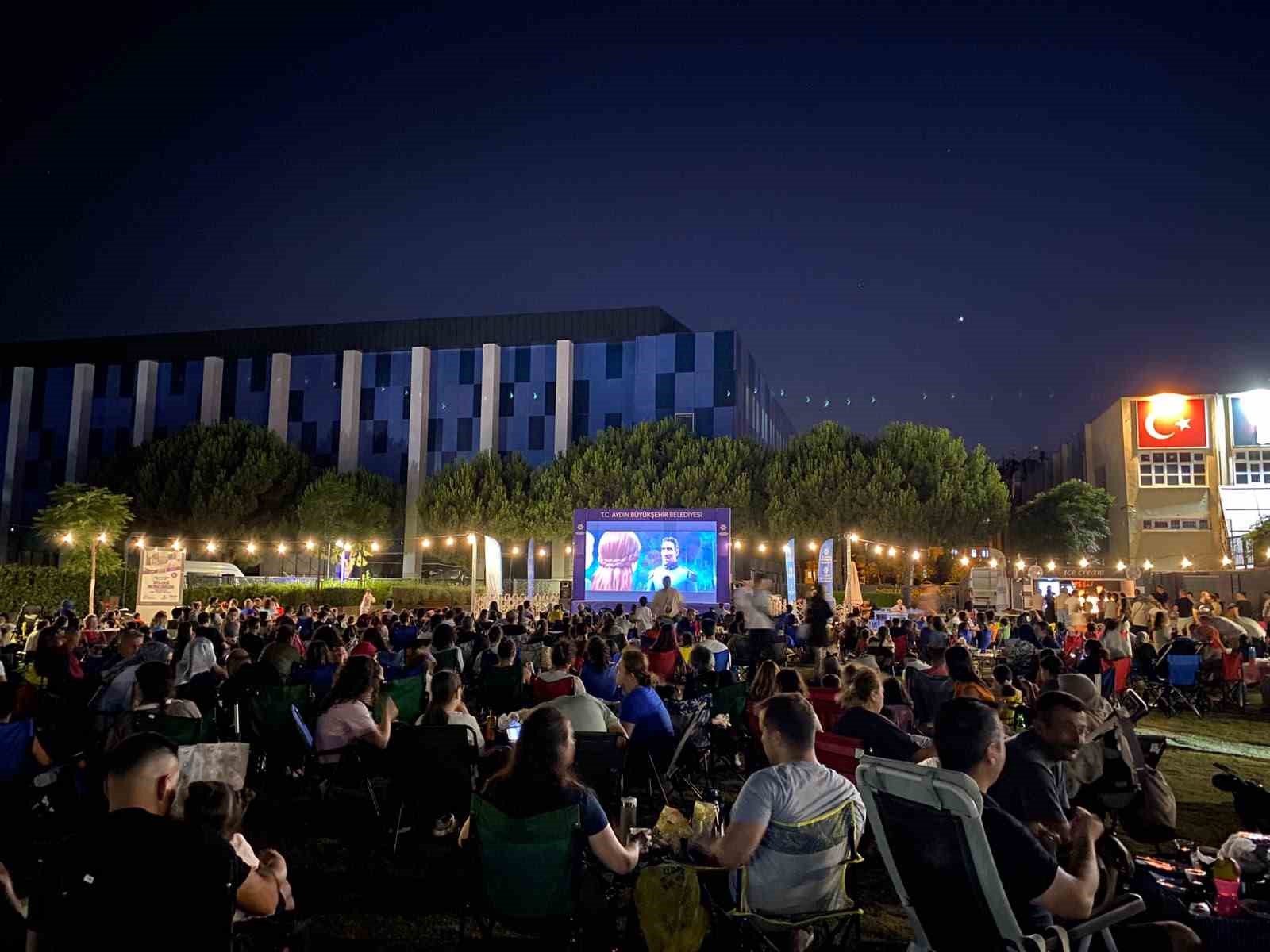Tekstil Park ve Mimar Sinan Park'ta açık hava sineması keyfi