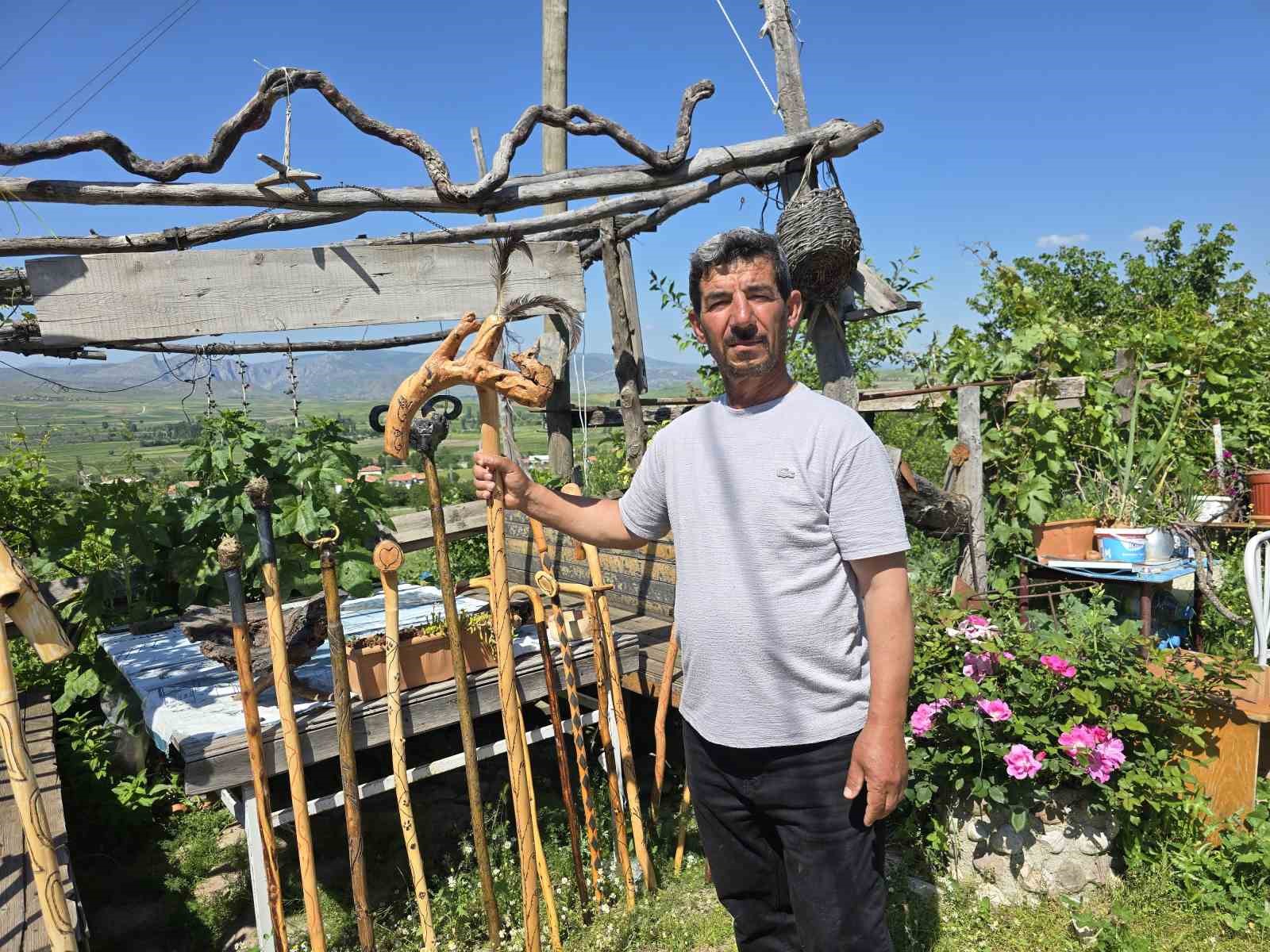 Ahşap oymacılığı sayesinde sigara ve kahvehane alışkanlığından kurtuldu