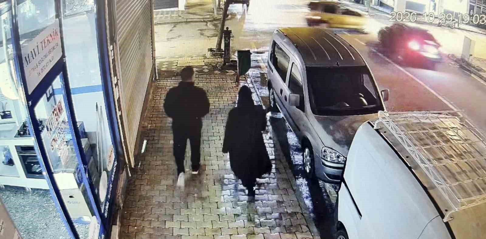 ADIYAMAN'IN KAHTA İLÇESİNDE 2 KİŞİNİN YARALANDIĞI TRAFİK KAZASINA İLİŞKİN GÜVENLİK KAMERASI GÖRÜNTÜLERİ ORTAYA ÇIKTI.
