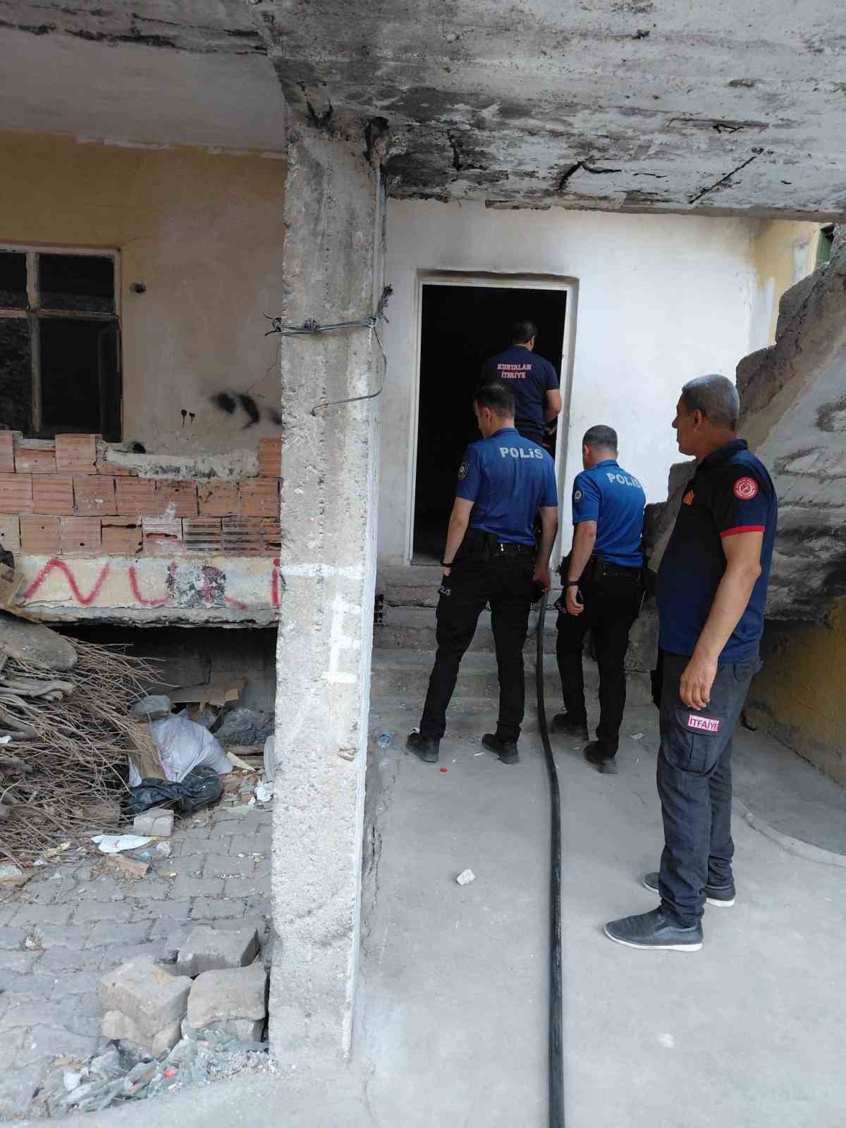 Siirt'te metruk binada yangın
