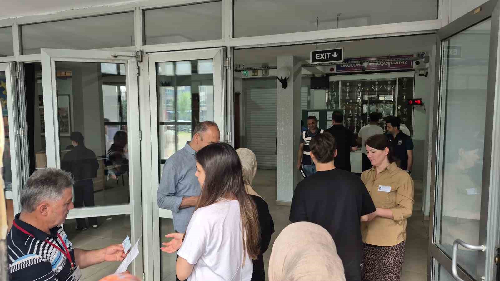 Düzce 9 binden fazla öğrenci sınavda ter döküyor