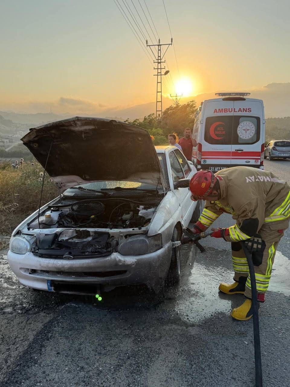 Antakya'da otomobilin motorundan alevler yükseldi