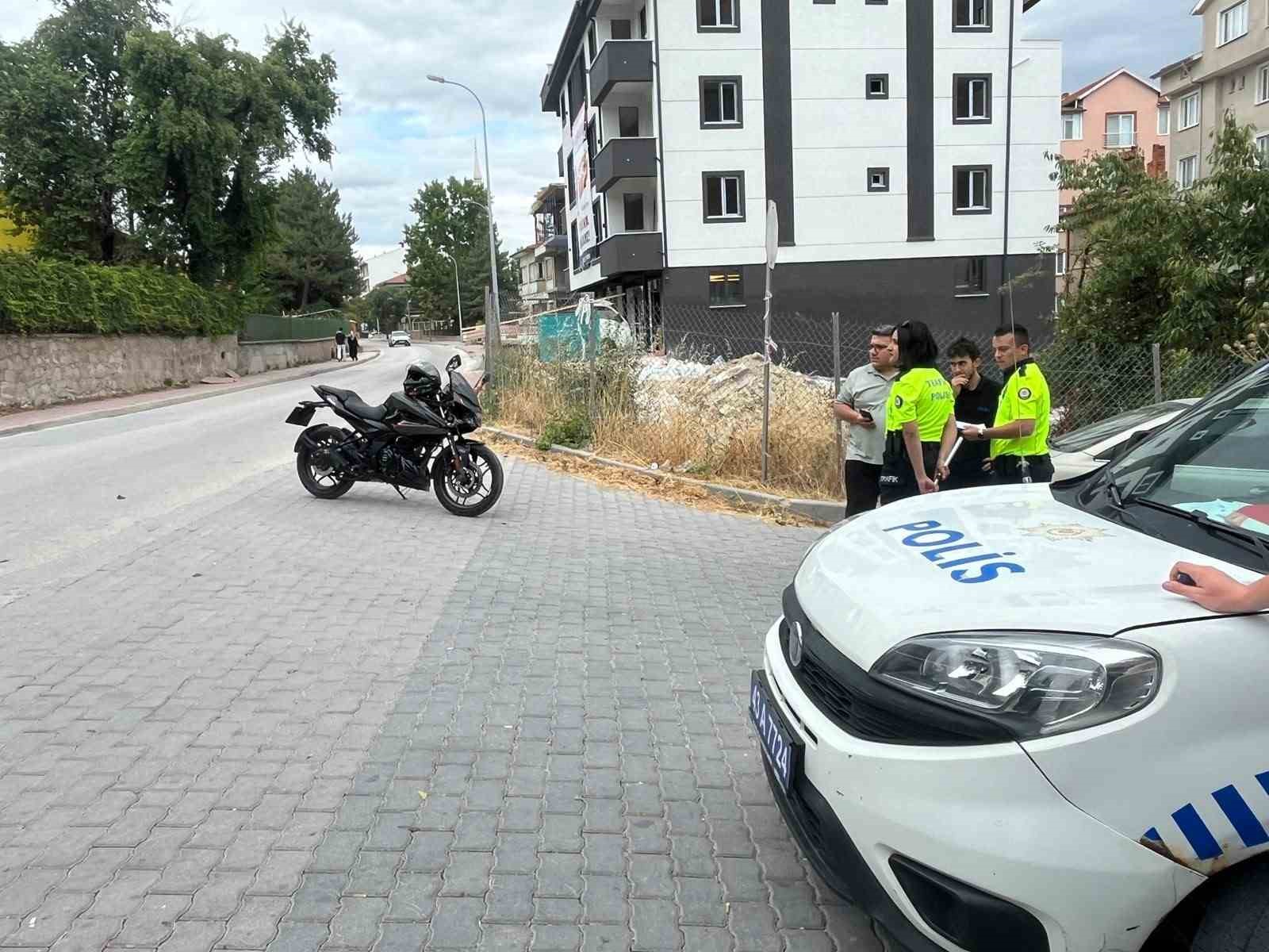 Kavşakta feci çarpışma: Motosiklet sürücüsü yola savruldu