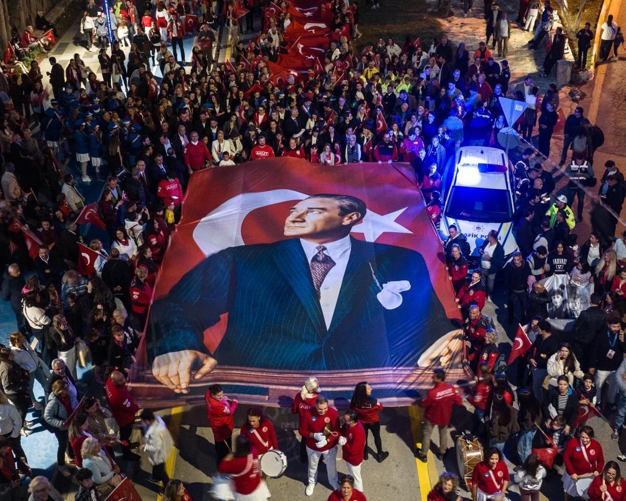 KUŞADASI'NDA 250 METRELİK DEV TÜRK BAYRAĞI AÇILDI