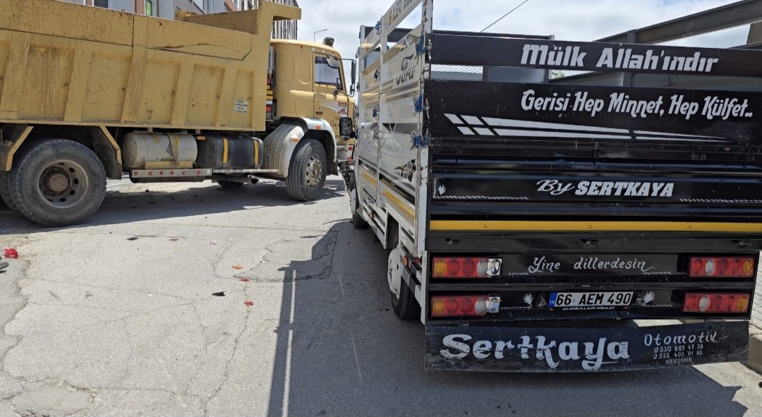 Freni tutmayan kamyon 4 araca çarparak durdu