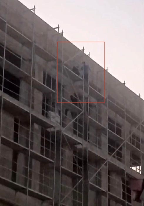 Fakülte inşaatında usta başının maaş vurgunu işçileri iskeleye çıkardı