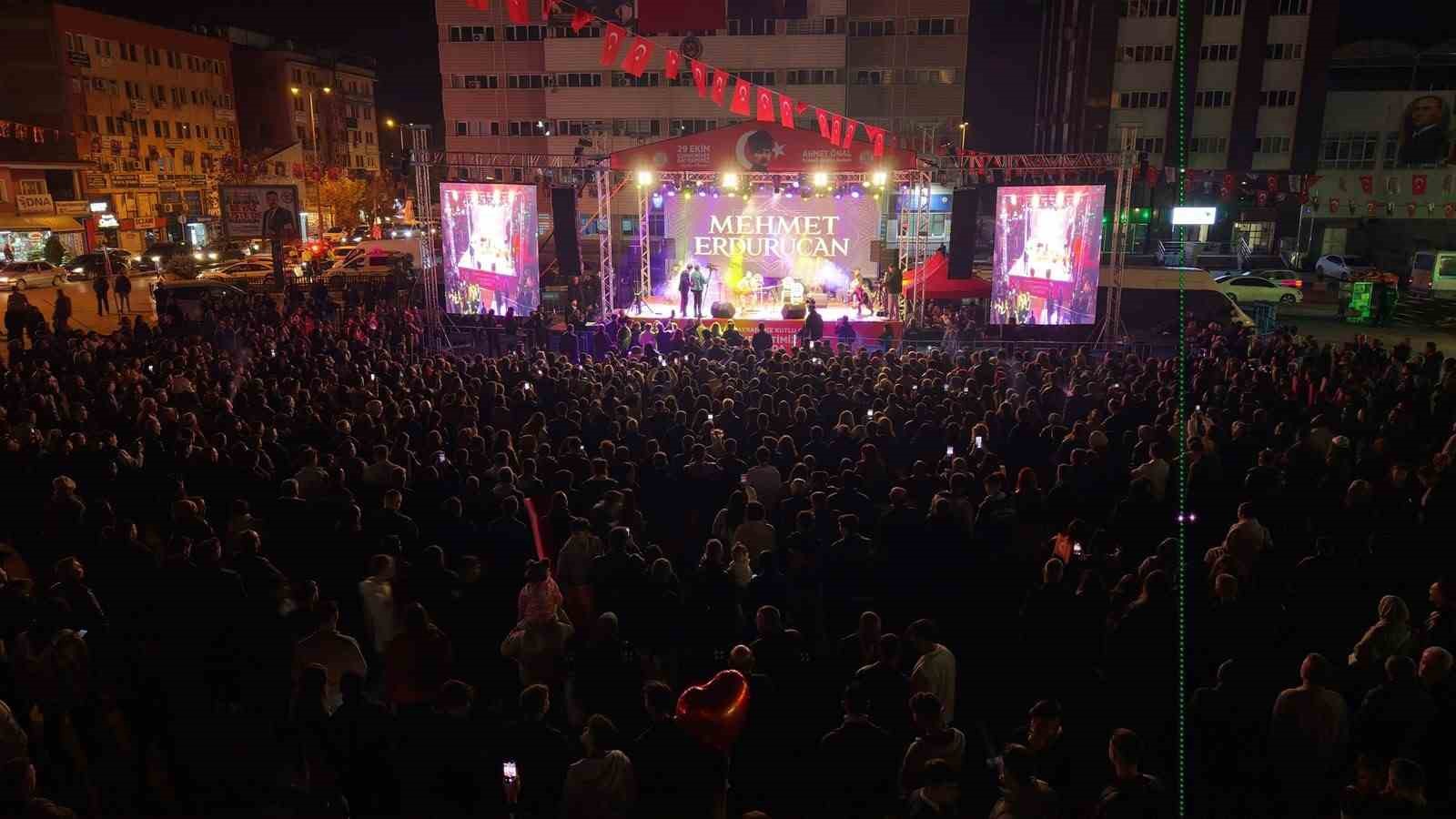 KIRIKKALE'DE CUMHURİYET'İN 103. YILI FENER ALAYI VE KONSERLE KUTLANDI