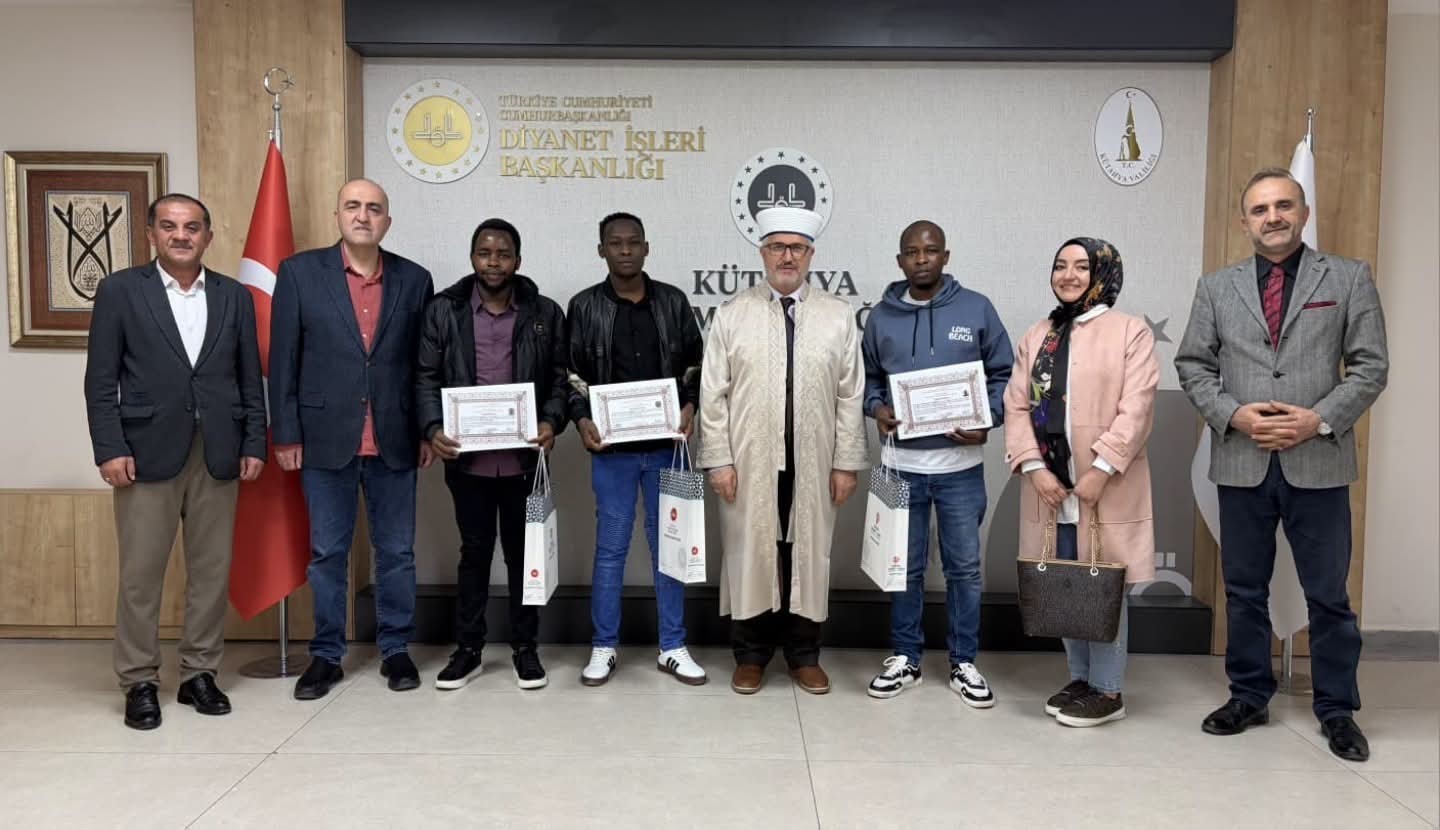 KÜTAHYA’DA YAŞAYAN VE TULU PORSELEN FABRİKASINDA TEKNİK PERSONEL OLARAK ÇALIŞAN KENYA VATANDAŞI ÜÇ KİŞİ, KÜTAHYA İL MÜFTÜLÜĞÜNDE DÜZENLENEN İHTİDA MERASİMİYLE İSLAMİYET’İ KABUL ETTİ.