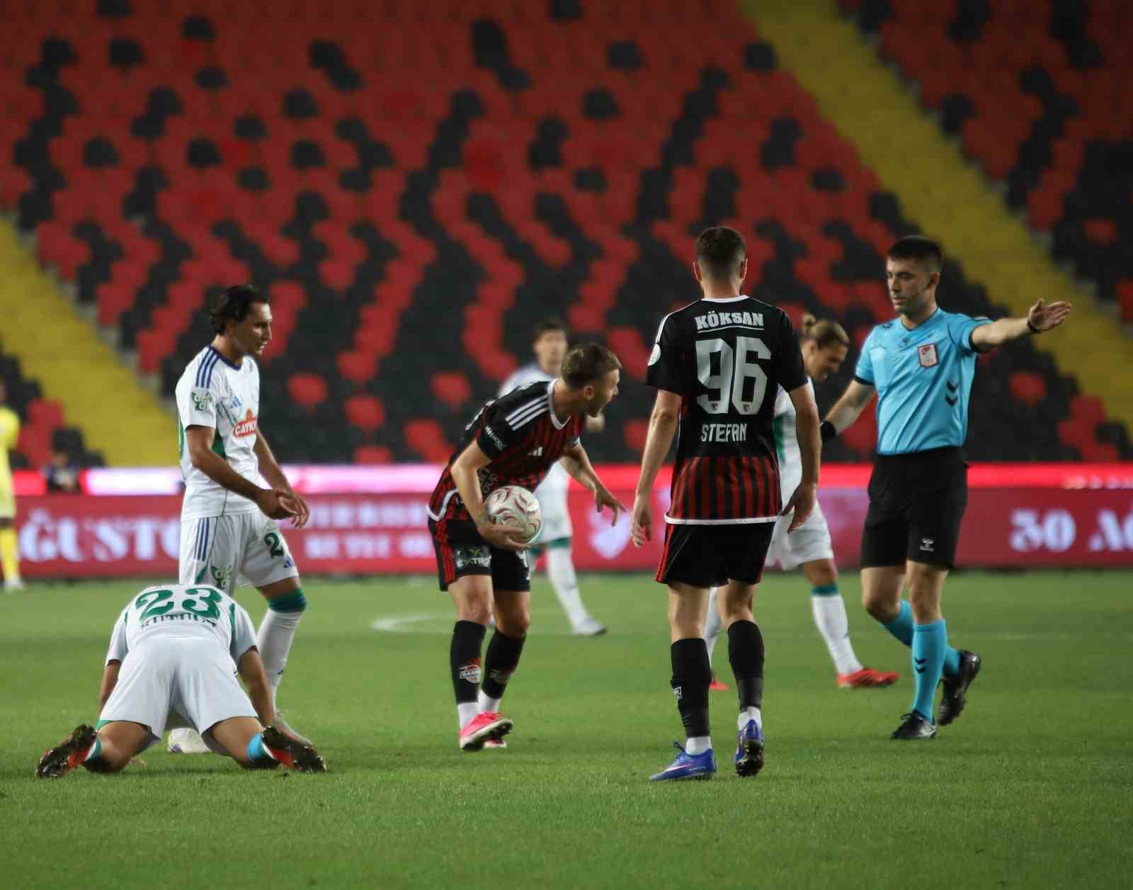 Trendyol Süper Lig: Gaziantep FK: 0 - Çaykur Rizespor: 2 (İlk yarı)