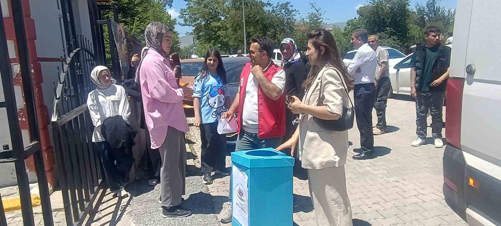YKS sonrası anlamlı dayanışma: Kalem ve silgiler köy okullarına ulaştırılacak