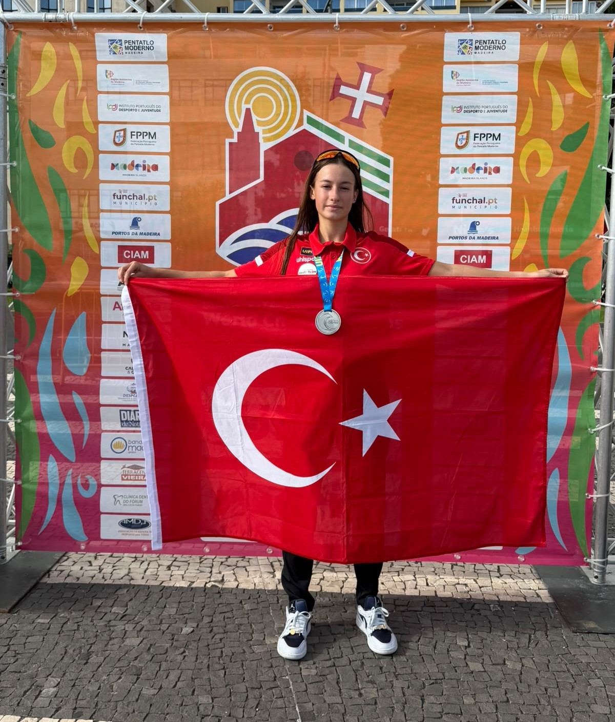 OSMANGAZİ BELEDİYESPOR’UN BAŞARILI SPORCULARI CEMRE CESUR, ELİF ECEM ÖZTÜRK VE ALİ EFE ÖDEN, AY-YILDIZLI FORMA İLE UIPM TRİATHLE DÜNYA ŞAMPİYONASI’NDA ELDE ETTİKLERİ DERECELERLE TÜRKİYE’YE BÜYÜK GURUR YAŞATTI.