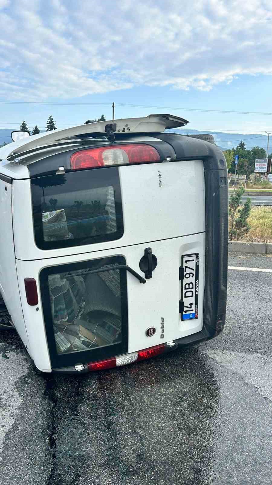 Bolu’da kontrolden çıkan hafif ticari araç devrildi: Sıkışan sürücüyü itfaiye kurtardı