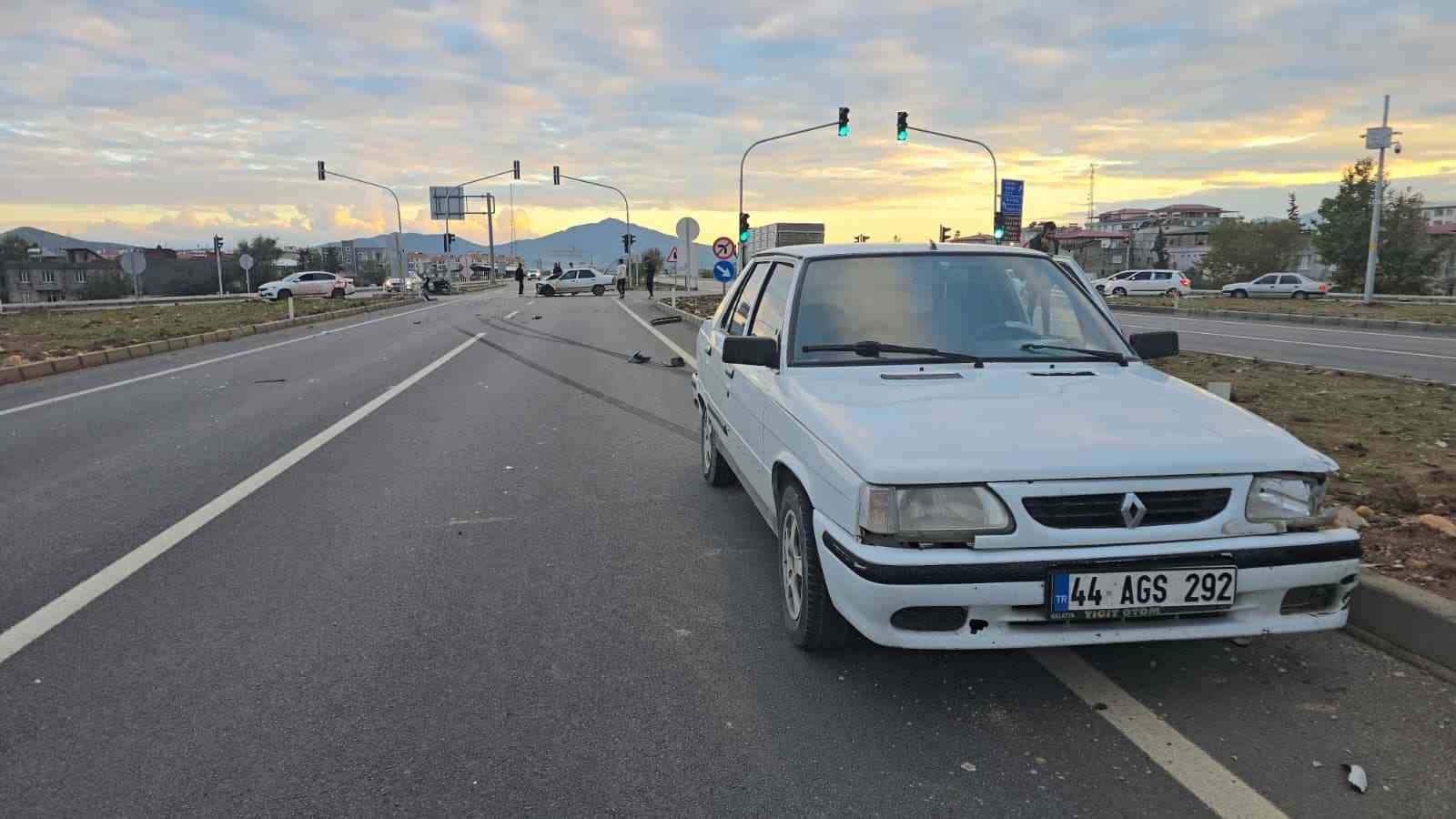GAZİANTEP’İN İSLAHİYE İLÇESİNDE 2 OTOMOBİLİN ÇARPIŞMASI SONUCU MEYDANA GELEN KAZADA ARAÇLAR KULLANILAMAZ HALE GELDİ.