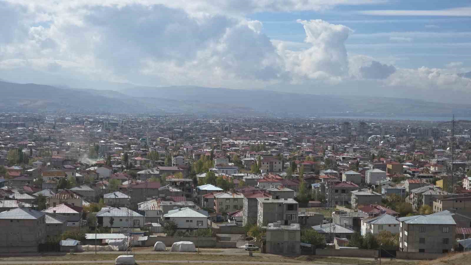 VAN'DA MEVSİMİN İLK KAR YAĞIŞIYLA BEYAZA BÜRÜNEN EREK DAĞI VE ARTOS DAĞI, VAN GÖLÜ'NÜN MAVİ SULARIYLA BİRLEŞİNCE ORTAYA KARTPOSTALLIK GÖRÜNTÜLER ÇIKTI.