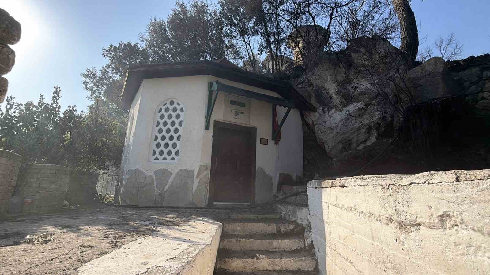 Kazdağları’ndaki yangın türbeye ulaşmadan söndürüldü